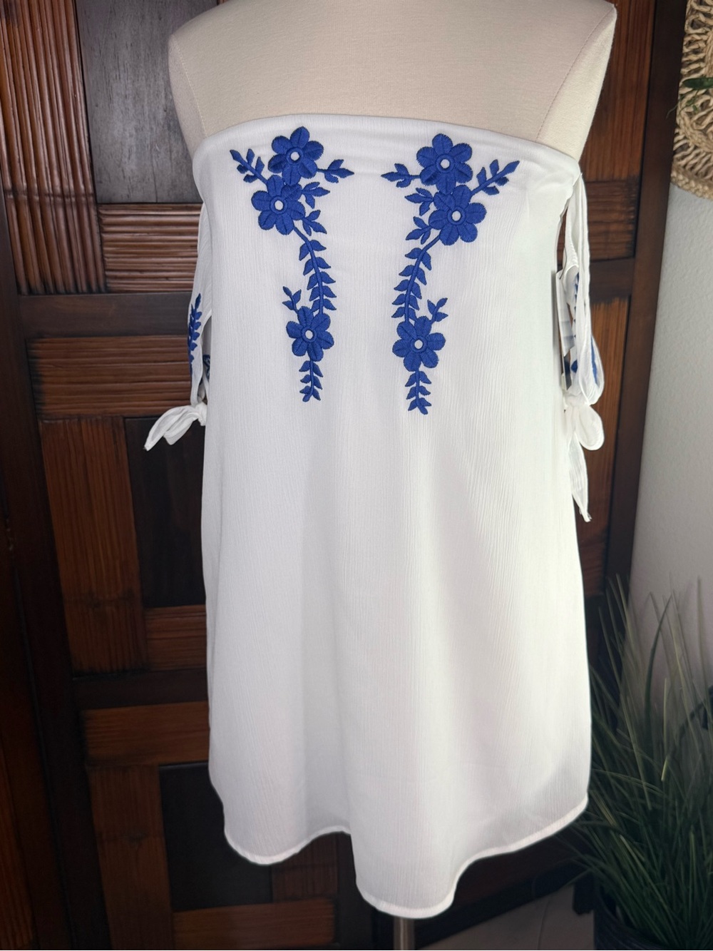 Lulus Crysta White Blue Floral Embroidered Off-Shoulder Mini Dress S NWT Boho - Picture 2 of 15